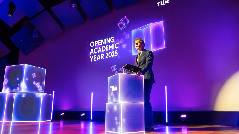 Minister Brekelmans houdt een toespraak. 