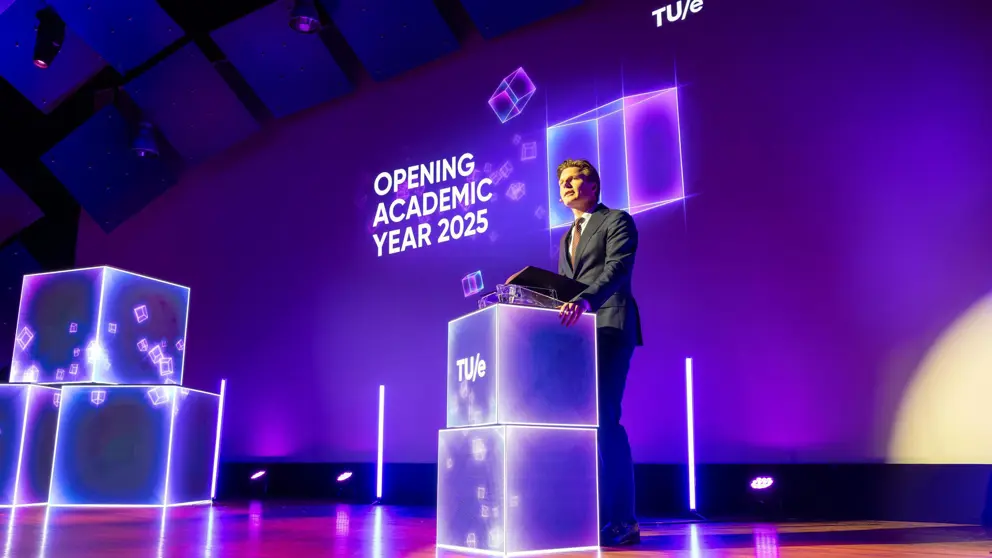 Minister Brekelmans houdt een toespraak. 