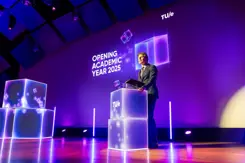 Minister Brekelmans houdt een toespraak. 