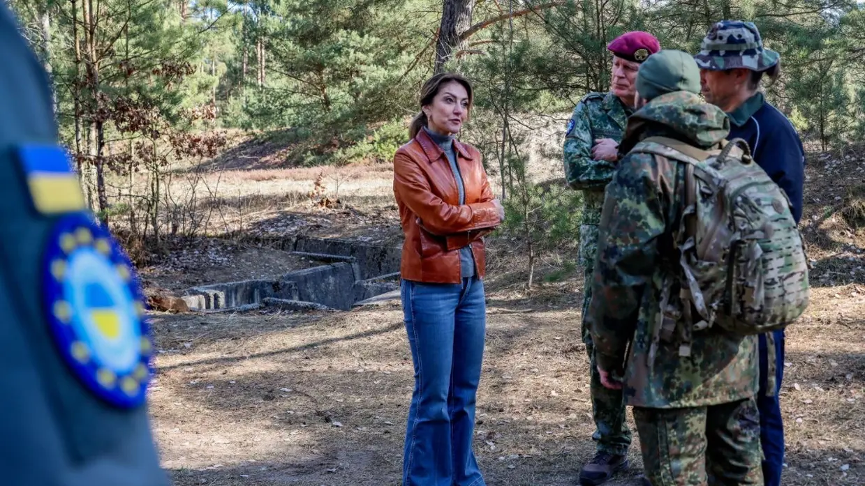 De minister luistert naar een militair.