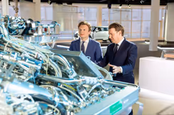 Minister Ruben Brekelmans en CEO Willem van der Leegte in de fabriek van VDL Groep.