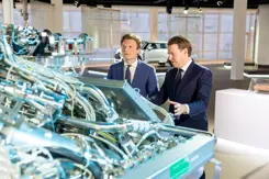 Minister Ruben Brekelmans en CEO Willem van der Leegte in de fabriek van VDL Groep.