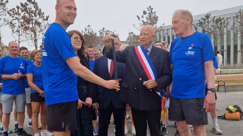 Uitreiking medailles na afloop estafette.