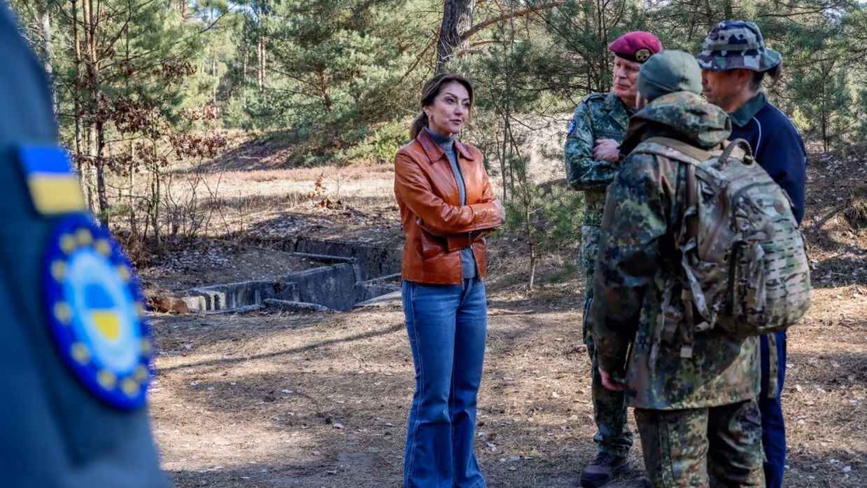 De minister in gesprek met militairen in Duitsland