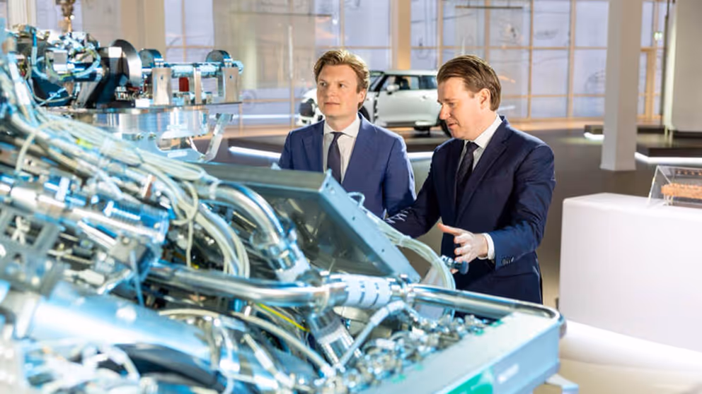 Minister Ruben Brekelmans en CEO Willem van der Leegte in de fabriek van VDL Groep.