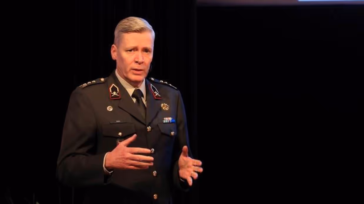 Close-up van luitenant-generaal Maas terwijl hij zijn handen gebruikt om zijn verhaal kracht bij te zetten.