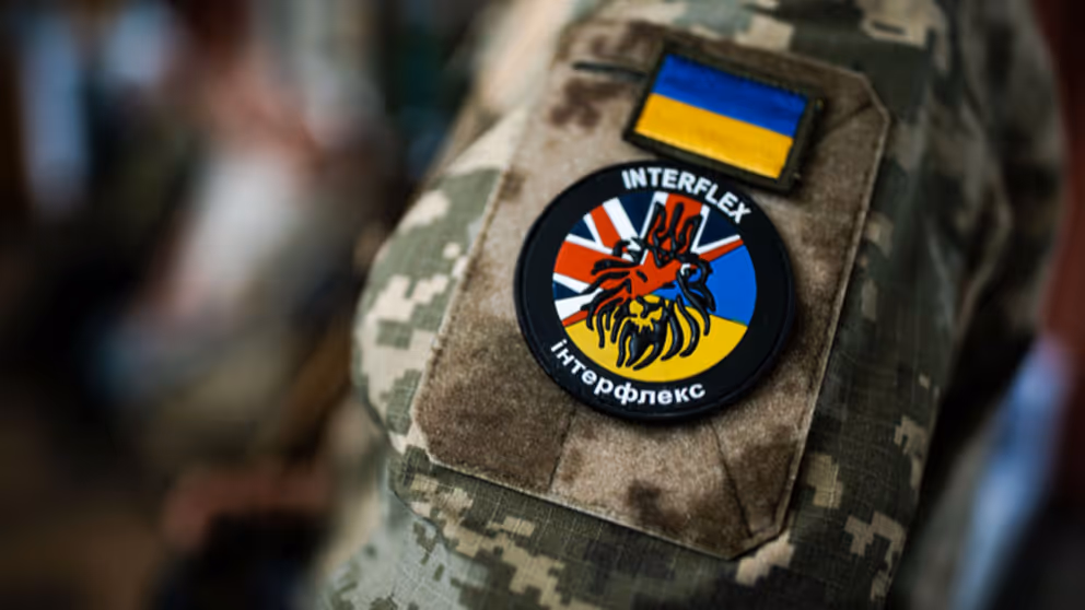 Patch van Operatie Interflex op mouw van militair.