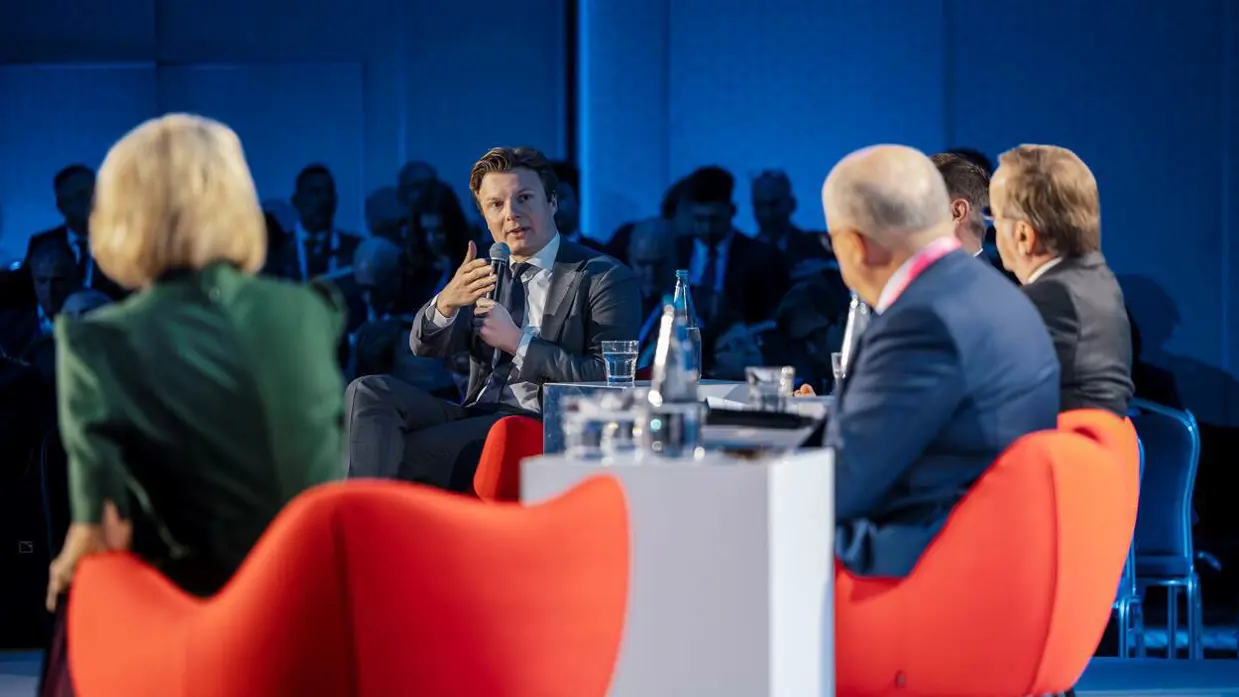 Minister Brekelmans tijdens paneldiscussie met ambtgenoten.