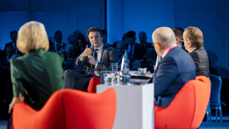 Minister Brekelmans tijdens paneldiscussie met ambtgenoten.