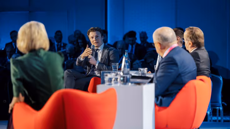 Minister Brekelmans tijdens paneldiscussie met ambtgenoten.