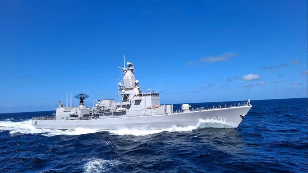 Zr.Ms. Van Amstel op zee.