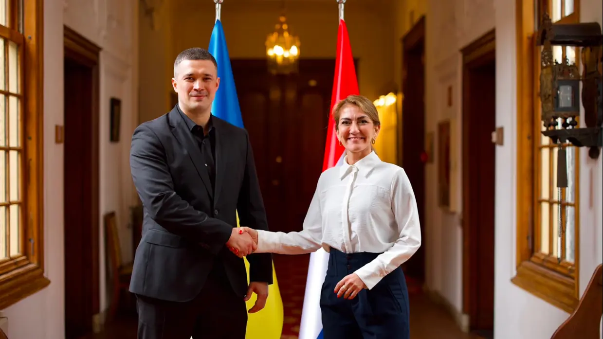 Oekraïense en Nederlandse minister van Defensie schudden elkaar de hand.