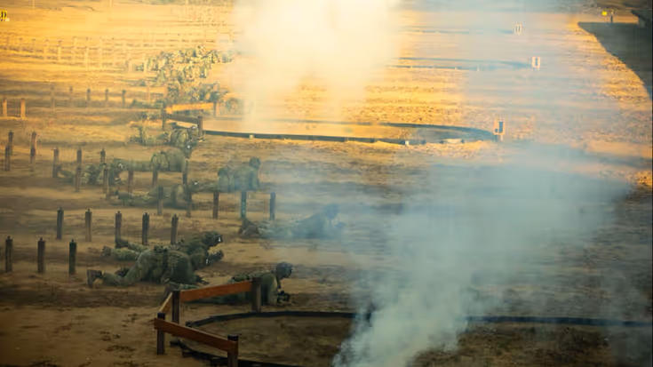 De gevechtsbaan van een afstand in geelachtig licht.