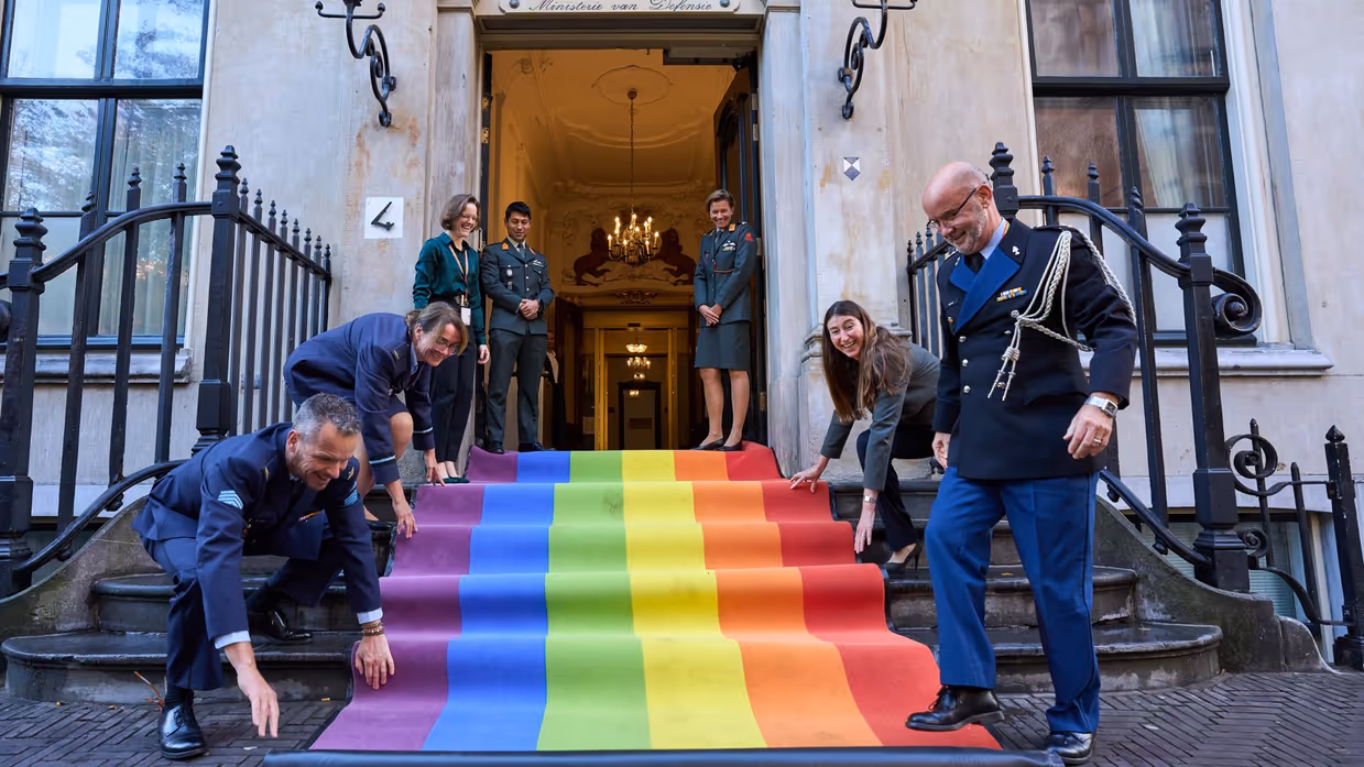 Regenboog-loper wordt uitgerold door militairen.