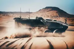 Militair voertuig op zandterrein.