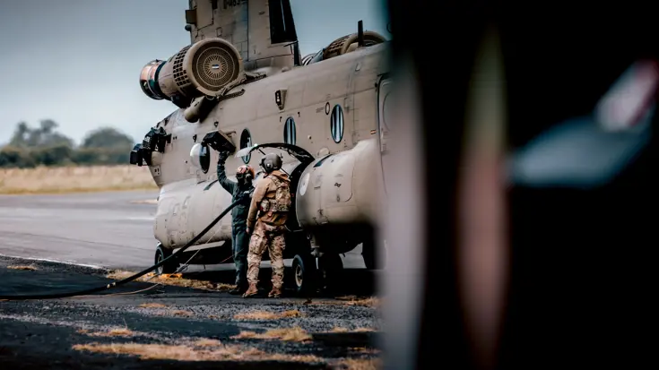 Medewerkers van het Petrol Oil Lubricants en Transport (POLTRA) van het Defensie Helikopter Commando tanken een helikopter.