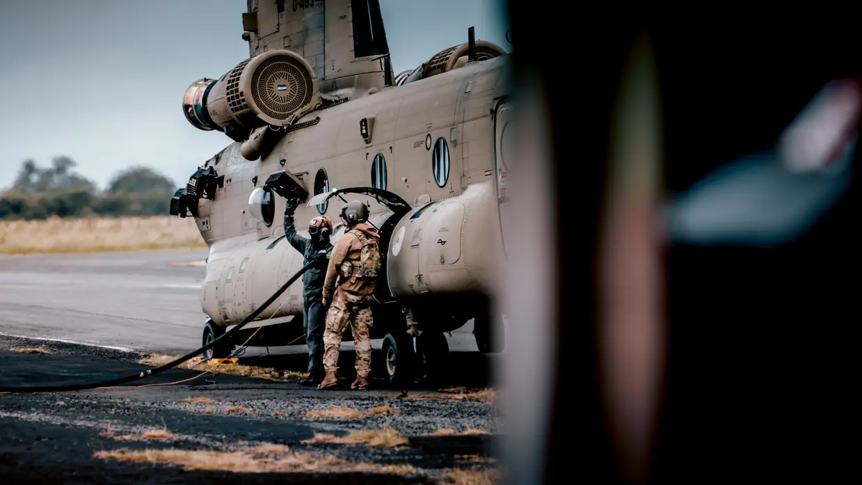Medewerkers van het Petrol Oil Lubricants en Transport (POLTRA) van het Defensie Helikopter Commando tanken een helikopter.
