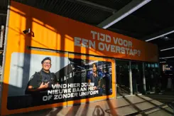 Grote oranje zuil en afbeelding van militairen. Tekst luidt: Tijd voor een overstap. Vind hier jouw baan met of zonder uniform.