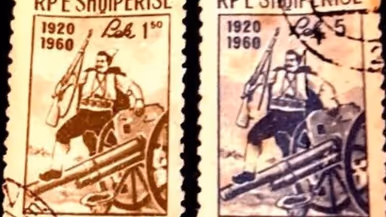 Links twee Albanese postzegels uit 1960 met een soldaat bij een kanon en de tekst "RP E SHOIPERISE", rechts een postzegel met een portret van Ismail Qemali, met de tekst ‘Shqipëria 1912-1962’ en de waarde 3 lek.