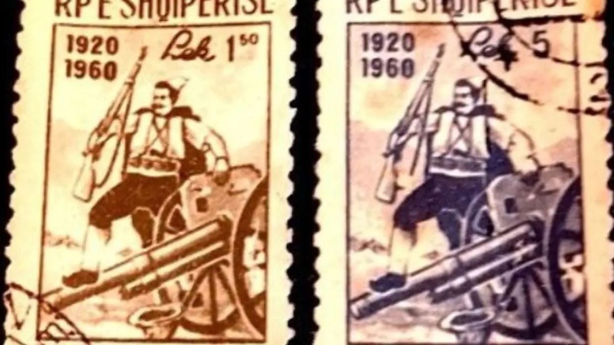 Links twee Albanese postzegels uit 1960 met een soldaat bij een kanon en de tekst "RP E SHOIPERISE", rechts een postzegel met een portret van Ismail Qemali, met de tekst ‘Shqipëria 1912-1962’ en de waarde 3 lek.