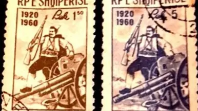 Links twee Albanese postzegels uit 1960 met een soldaat bij een kanon en de tekst "RP E SHOIPERISE", rechts een postzegel met een portret van Ismail Qemali, met de tekst ‘Shqipëria 1912-1962’ en de waarde 3 lek.