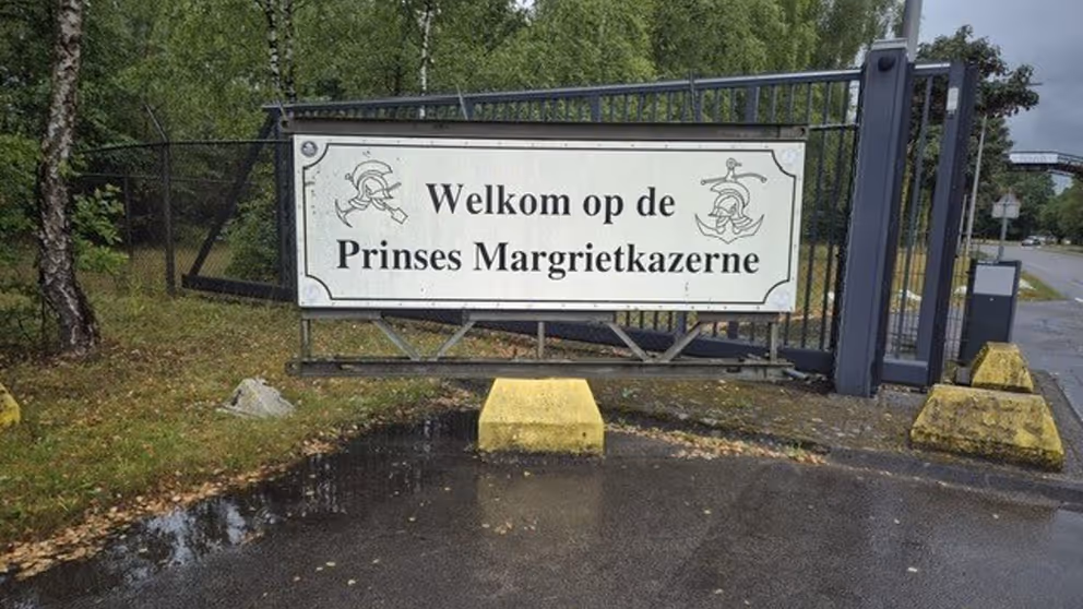 Ingang van een defensiekazerne.