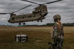 Prinses Amalia staat bij opstijgende Chinook-transporthelikopter.