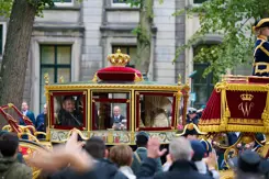 De Glazen Koets met Willem-Alexander achter het raampje. 