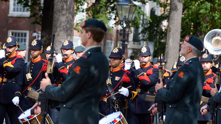 Muzikanten in uniform spelen staand,