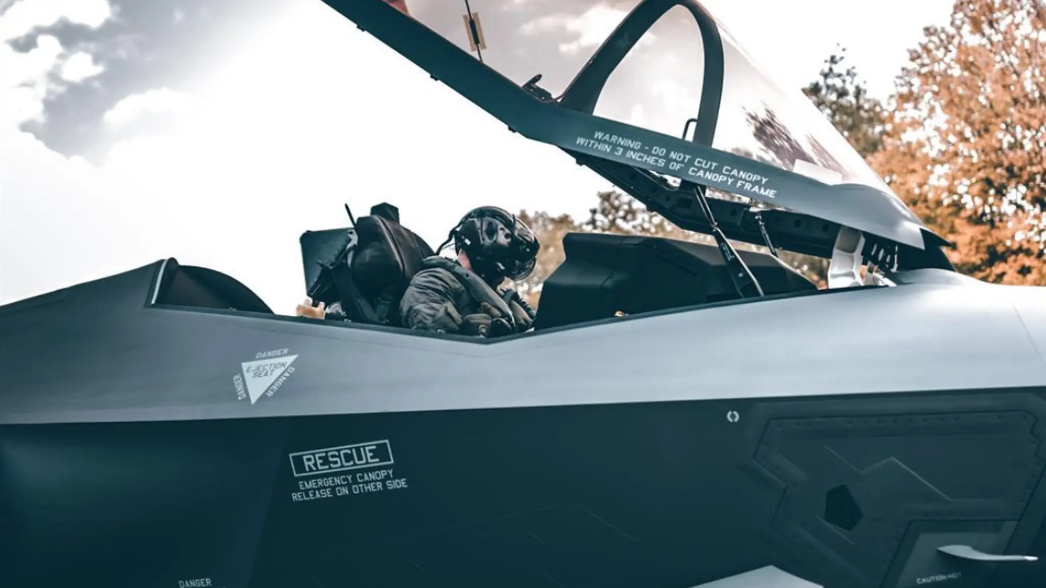 Vlieger in de cockpit van een F35.