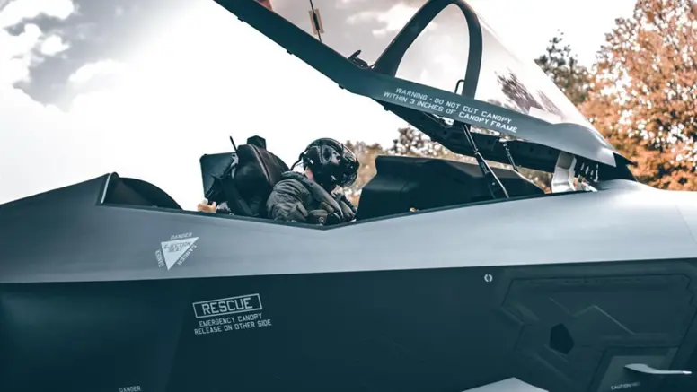 Vlieger in de cockpit van een F35.