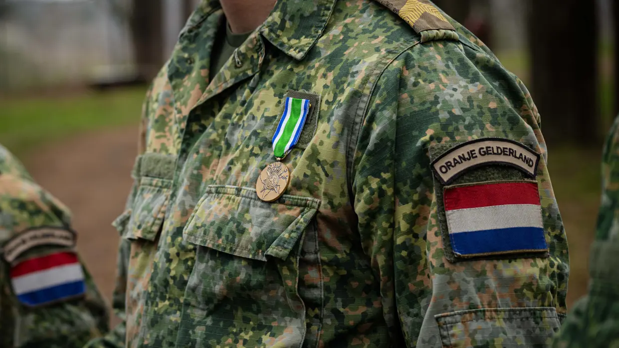 Een dienblad met decoraties en een medaille op een uniform.