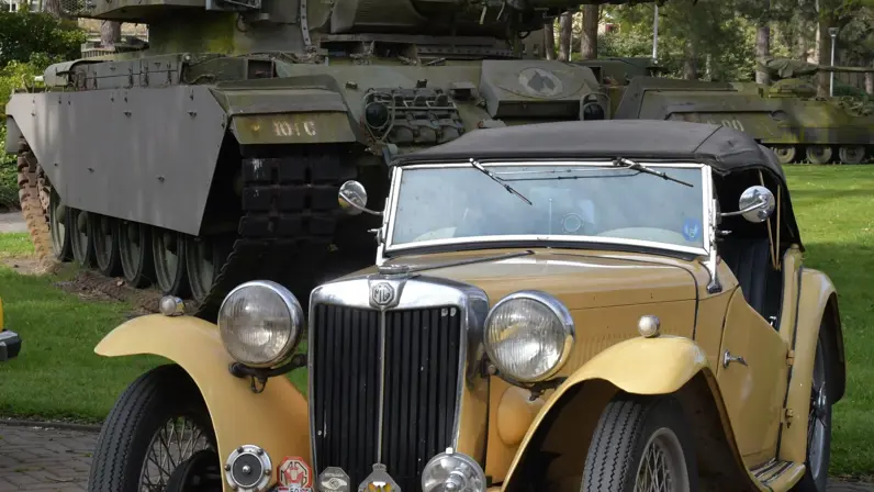  Een Engelse MG TC, met op de achtergrond een Centurion-tank. 