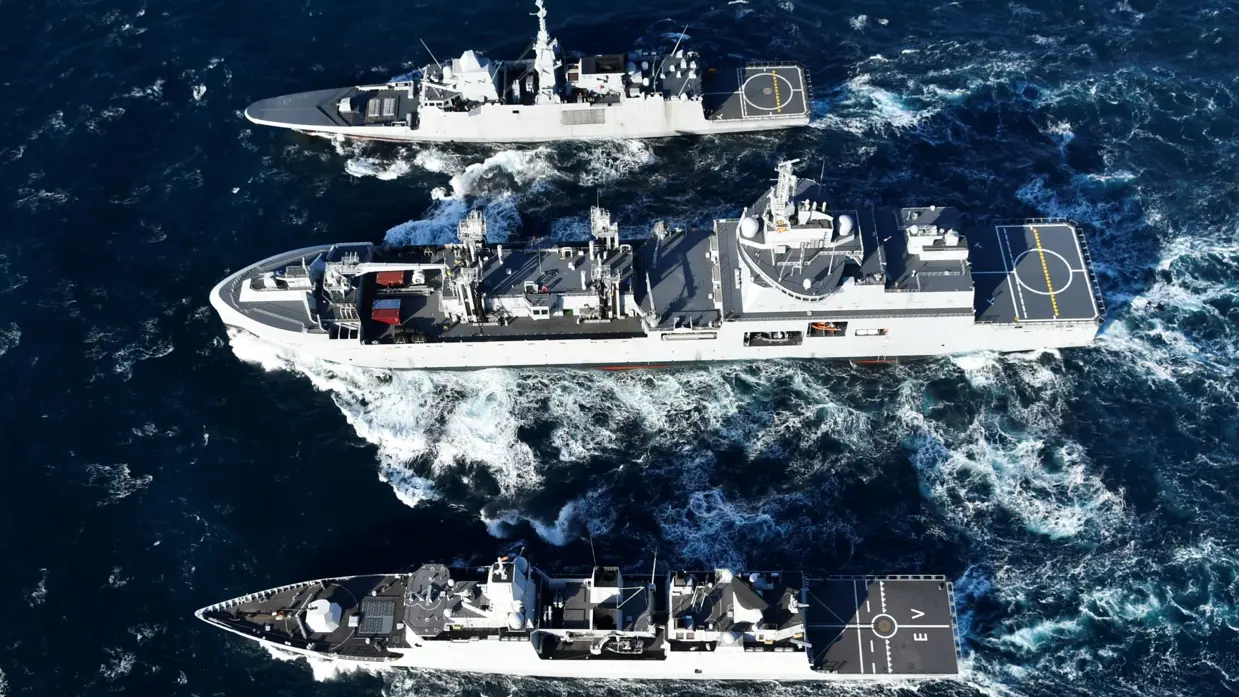 Linkerfoto: de Evertsen van boven gezien, varend met twee andere marineschepen. Rechterfoto: raket verlaat een lanceersilo.