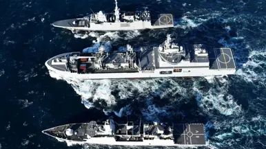 Linkerfoto: de Evertsen van boven gezien, varend met twee andere marineschepen. Rechterfoto: raket verlaat een lanceersilo.