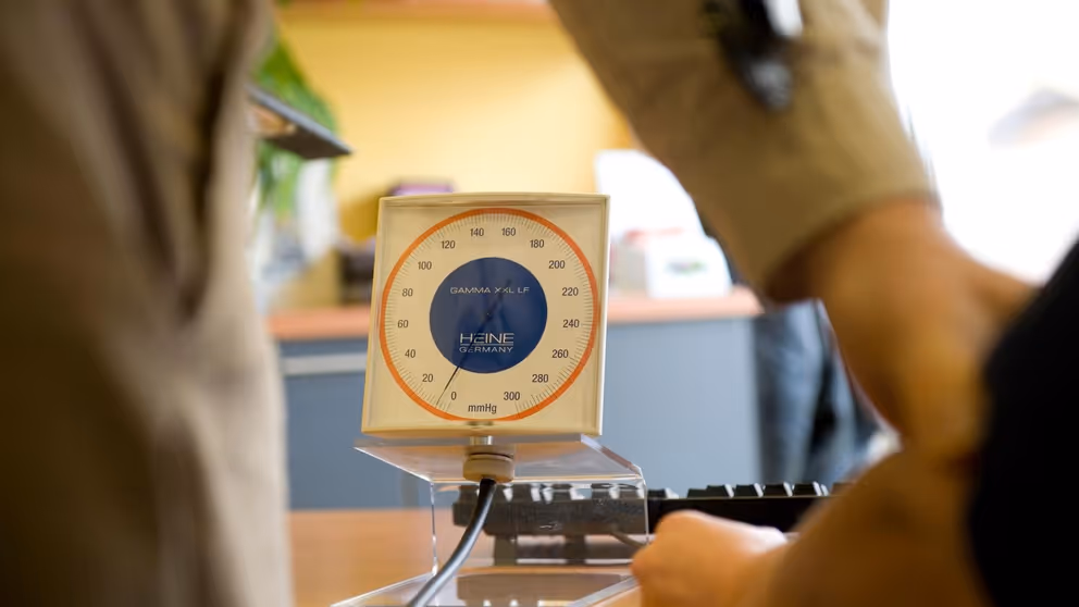 Reservist meet de bloeddruk van een defensiemedewerker.