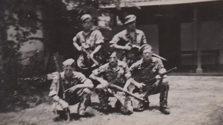 Oude foto met 5 militairen met hun geweren.