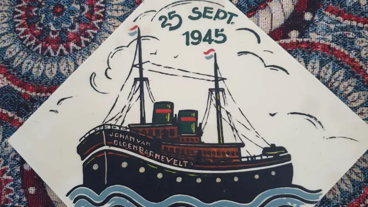 Tegeltje met een tekening van het schip Johan van Oldenbarnevelt met de tekst: 25 sept 1945 , 18 mei 1948.