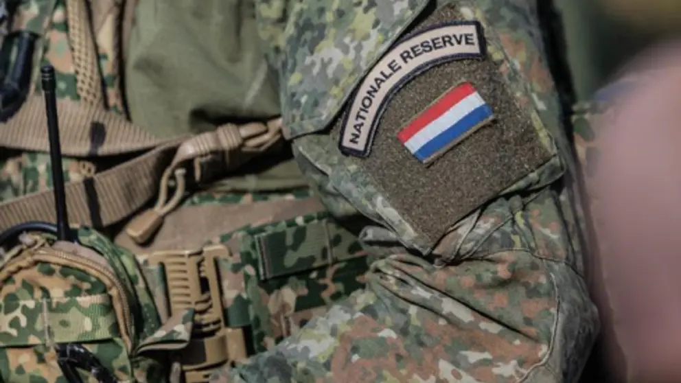 Embleem van de Nationale Reserve op de mouw van een militair.