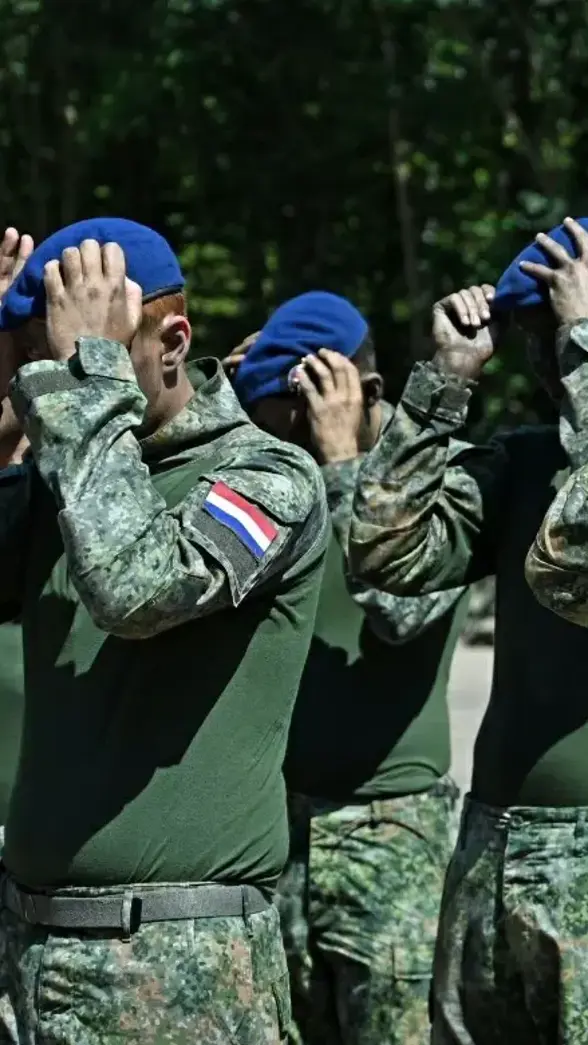 Reservisten zetten hun blauwe baret op.