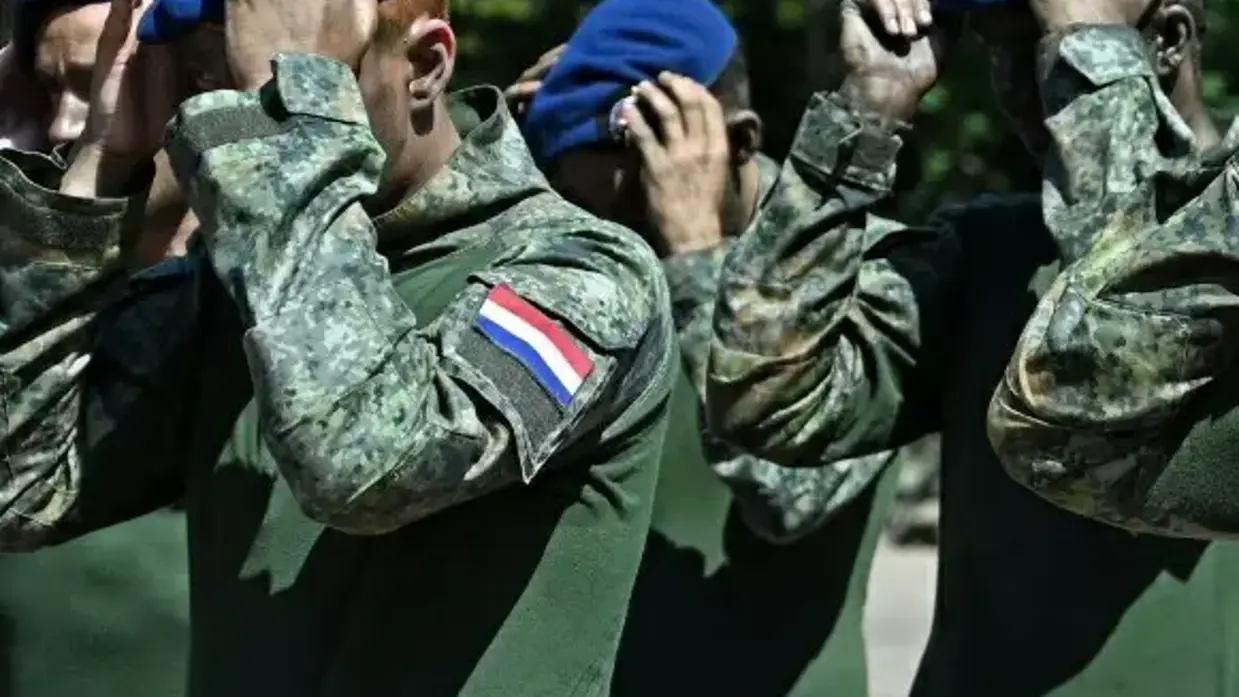 Reservisten zetten hun blauwe baret op.