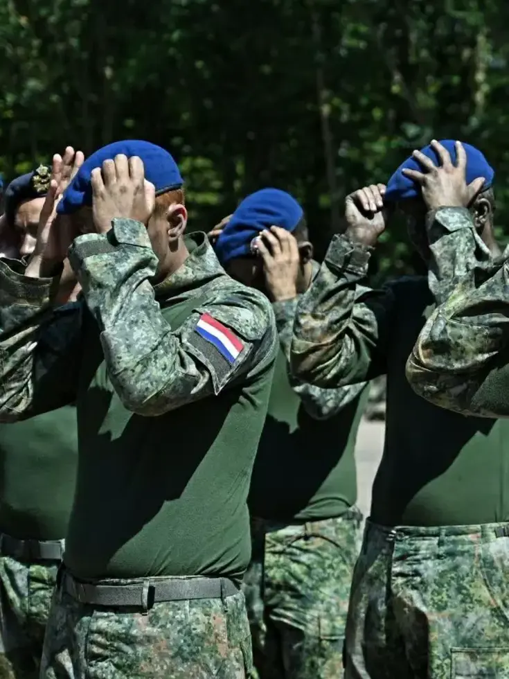 Reservisten zetten hun blauwe baret op.