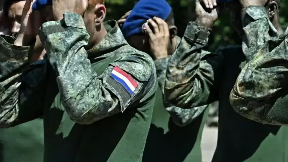 Reservisten zetten hun blauwe baret op.