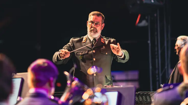 Portretfoto van Dirigent Anne van den Berg, chef-dirigent Regimentsfanfare ‘Garde Grenadiers en Jagers’.