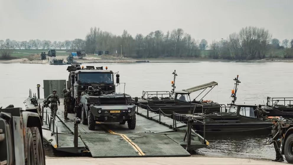Militaire voertuigen op een ponton.
