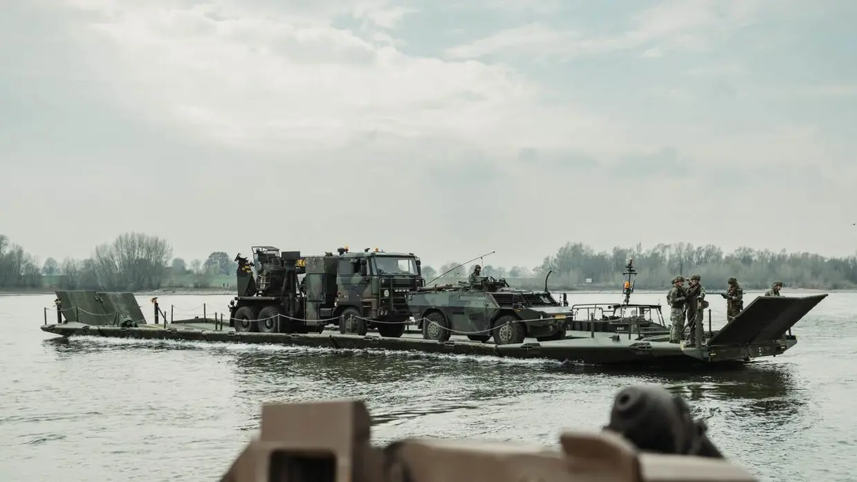 Ponton met vrachtwagen steekt rivier over.