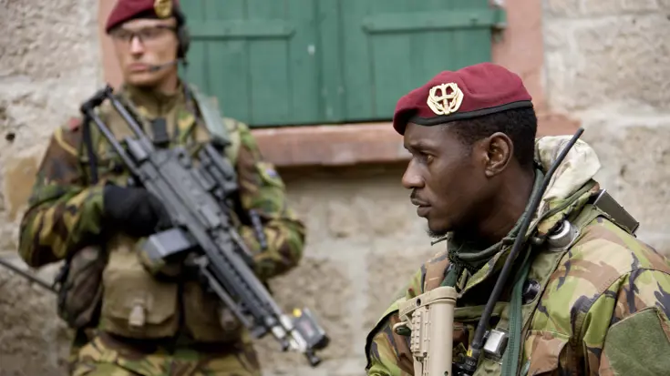 Militairen luchtmobiele brigade met rode baret tijdens oefening.