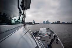 Marineschip vaart haven van Rotterdam binnen.