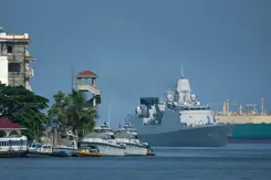 Marineschip ligt aangemeerd.
