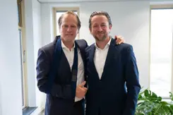Staatssecretaris Gijs Tuinman en directeur-generaal RVO Abdeluheb Choho staan gebroederlijk naast elkaar.